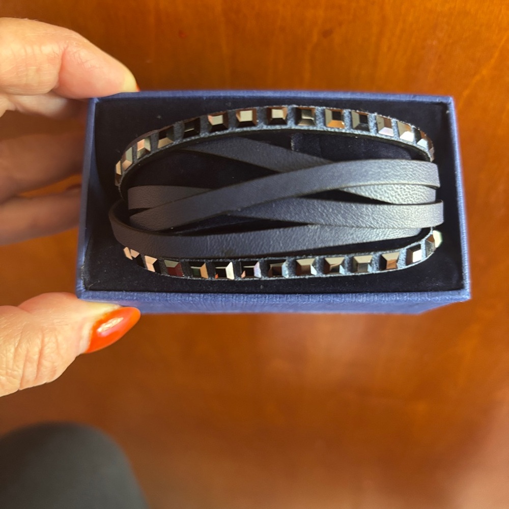 Jet Hem/ Stainless steel with blue lather band.
Magnet clip